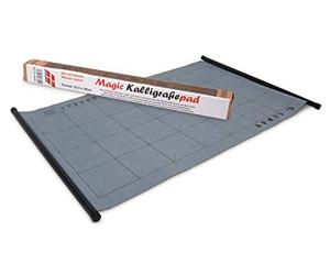 Honsell 48605 Magic Tapis de calligraphie 63,5 x 38 cm enroulé avec motif quadrillé et revêtement en velours sur le dos pour s'entraîner et apprendre la technique de calligraphie à l'eau Blanc