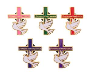 HORIALENCE Lot de 5 broches « À jamais dans nos cœurs » - Croix en émail avec colombe - Broches commémoratives chrétiennes pour les cérémonies de deuil et les cadeaux aux invités lors des
