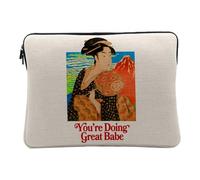 Housse Ordinateur et Tablette Aspect Lin - You're Doing Great Babe Collage Vintage Illustration Art Humour Parodie Geisha Japonaise Meme Millenials Zoomer - 10 Pouces Pochette de Protection PC