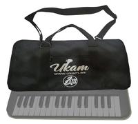 Housse UKAM non rembourrée avec sac pour mini-claviers 32 notes. Compatible avec : Casio SA46/SA47, SA-50/SA-51, OQAN QKB32 et KURZWEIL KP10. Dimensions : 47 x 25 x 7 cm, fabriqué en Espagne (avec