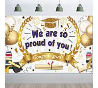 HOWAF Grande Fond Graduation Bannière pour Remise de Diplômé Fête Décoration 2023, We Are So Proud Of You Bannière pour 2023 Université Lycée Élève l'Obtention du Diplôme Décoration Graduation