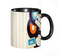 HRRASFAZF Tasse à Café | Tasse Céramique Fine | Cadeau Original | 330ml | Mug avec Anse | Cadeau Original pour Homme et Femme | Indie, disques vinyles et vieilles cassettes audio sur table en bois, m