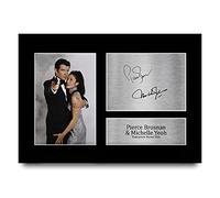 HWC Trading A4 Pierce Brosnan & Michelle Yeoh James Bond Tomorrow Never Dies Cadeaux Imprimé Signé Autographe Photo pour les fans de cinéma - A4