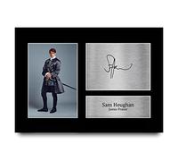 HWC Trading A4 Sam Heughan Outlander Cadeaux Imprimé Signé Autographe Photo pour les fans d’émissions de télévision - A4