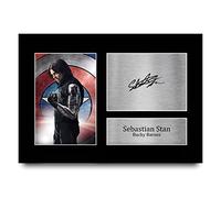 HWC Trading A4 Sebastian Stan Winter Soldier Bucky Barnes Cadeaux Imprimé Signé Autographe Photo pour les fans de cinéma - A4
