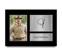 HWC Trading David Harbour Strange Hawkins Thing Jim Hopper Cadeaux Imprimé Signé Autographe Photo pour les fans d’émissions de télévision - A4