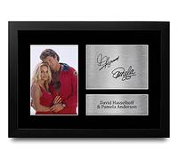 HWC Trading FR A4 David Hasselhoff & Pamela Anderson Baywatch Cadeaux Imprimé Signé Autographe Photo pour les fans d’émissions de télévision - A4 Encadré