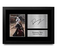 HWC Trading FR A4 Donnie Yen Star Wars Chirrut Imwe Cadeaux Imprimé Signé Autographe Photo pour les fans de cinéma - A4 Encadré