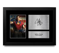 HWC Trading FR A4 John Cena Peacemaker Cadeaux Imprimé Signé Autographe Photo pour les fans d’émissions de télévision - A4 Encadré