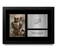 HWC Trading FR A4 Pedro Pascal The Mandalorian Cadeaux Imprimé Signé Autographe Photo pour les fans d’émissions de télévision - A4 Encadré