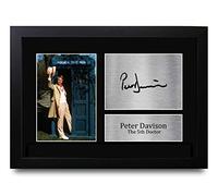 HWC Trading FR A4 Peter Davison Dr Who Fifth Doctor Cadeaux Imprimé Signé Autographe Photo pour les fans d’émissions de télévision - A4 Encadré