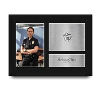 HWC Trading Melissa O'Neil The Rookie Lucy Chen Cadeaux Imprimé Signé Autographe Photo pour les fans d’émissions de télévision - A4