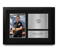 HWC Trading Melissa O'Neil The Rookie Lucy Chen Cadeaux Imprimé Signé Autographe Photo pour les fans d’émissions de télévision - A4 Encadré