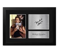 HWC Trading Michael Douglas Romancing the Stone Jack T. Colton Cadeaux Imprimé Signé Autographe Photo pour les fans de cinéma - A4 Encadré (ID-011897)