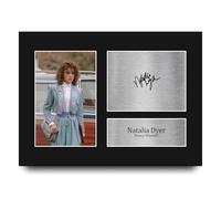 HWC Trading Natalia Dyer Stranger Things Nancy Wheeler Cadeaux Imprimé Signé Autographe Photo pour les fans d’émissions de télévision - A4