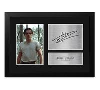 HWC Trading Tom Holland The Devil All The Time Arvin Russell Cadeau Photo Dédicace Imprimée Fans de Cinéma - A4 Encadrée (ID-012519)