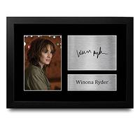 HWC Trading Winona Ryder Strange Hawkins Thing Joyce Byers Cadeaux Imprimé Signé Autographe Photo pour les fans d’émissions de télévision - A4 Encadré