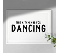 Hygge Creations Cette cuisine est pour la danse - Impression A4 montée dans un cadre blanc A3