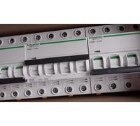 Schneider Electric – Disjoncteur Acti9 iC60N 4P 32A Courbe C A9F77432