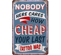 Ici, personne ne se soucie du prix de votre dernier tatouage. Plaque décorative vintage en métal, idéale pour décorer un mur. Cadeau amusant pour café, maison, cuisine, salle de bain, ferme, jardin o