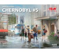 ICM 35905 MAQUETTE CHERNOBYL5. EXTRACTION (4 ADULTS, 1 CHILD AND LUGGAGE) (100%