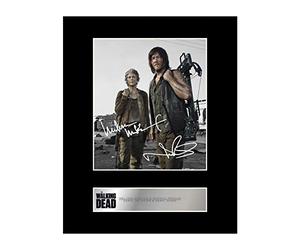 Iconic pics Photo dédicacée encadrée de Melissa McBride, Carol Peletier et Norman Reedus, Daryl Dixon The Walking Dead