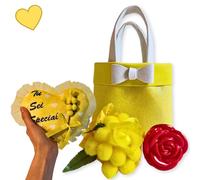Idées Cadeaux pour la fête des Mères 2025 : Sac à Main Jaune, Bouquet de Mimosas, Ourson, Rose Rouge et Mimosas artificiels - Cadeau pour Femme/Amie (cœur)