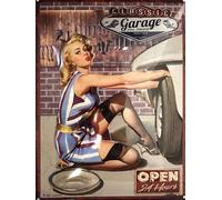 IETS19684RA Plaque métal relief 40x30 cm Pin-up girl Femme Garagiste Mécanicienne Sexy Vintage Rétro Mécanique Classic Garage Full Service Repair Produit sous licence officielle et/ou design exclusif
