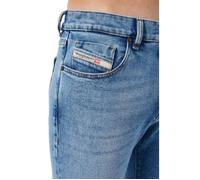 Il 2019 d-strukt è un modello slim fit: vita media, gamba slim, fondo della gamba che tende leggermente a stringere, chiusura con zi 32/32