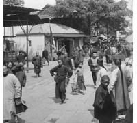 Image historique en noir et blanc des Chinois dans une rue animée dans une ville chinoise vers 1900 contrastant classe moyenne et classe inférieure ; affiche chinoise imprimée par John Short (43,2 x