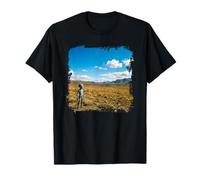 Image mystérieuse de Rencontre à Distance en Champ Ouvert avec Une Figurine Extraterrestre T-Shirt