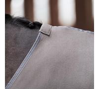 Imperial Riding IRH F&amental Couverture Polaire Respirante et légère, matériau Polaire Douillet, avec Sangles croisées et Fermeture de Poitrine, Couverture séchante Confortable pour Chevaux, Gris