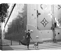 Impression d'art sur toile, Fashion Photo - Julian Lauren - Une promenade dans Paris- 120x90 cm