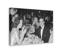 Impression sur toile Alain Delon et Romy Schneider au dîner de 1959 - Décoration murale pour salon, chambre à coucher, style cadre - 60 x 90 cm