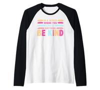 in A World Where You Can Be Anything Be Kind T-Shirt Manche Raglan