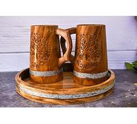 India House Ensemble de 2 chopes à bière pour lui - Style Viking - 20 OZ - Chope à bière en bois dur - Cadeau - Chope à bière en bois de Sheesham avec plateau en bois de manguier