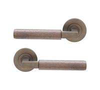 Infinity Decor Paire de poignées de porte à levier martelées sur rosace en différentes finitions 130 mm Idéal pour portes intérieures et extérieures (antique mat)