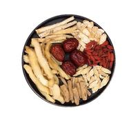 Ingrédients Pour Une Soupe De Poulet Nourrissante Préparée Selon Des Proportions Scientifiques Issue D'un Mélange Traditionnel D'herbes Aromatiques (6pcs Qingbuliang)