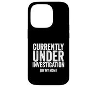 Inscription Humoristique « Currently Under Investigation by My Mom » Coque pour iPhone 14 Pro
