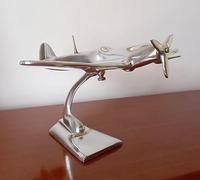 Inspirational Gifting Grand avion de la RAF Spitfire de 25 cm sur support - Sculpture d'avion en aluminium poli à la main