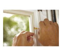 tesa INSULATION Bande d'étanchéité S - Joint en caoutchouc autocollant pour l'isolation des fentes sur les fenêtres et les portes - Marron - 6 m x 9 mm x 4 mm