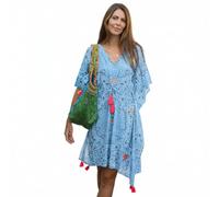 Isla Bonita Poncho en Coton à Imprimé Vibrant et Pompons Colorés | Poncho taille unique à coupe ample qui tombe des épaules, orné de pompons colorés au style bohème.
