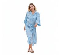 Isla Bonita Robe Chemise en Coton Bleu à Détails Fleuris | Robe chemise bleue aux manches amples et ceinture réglable, à porter cintrée ou ample selon l'envie