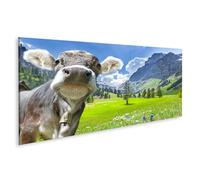 islandburner Image sur toile Vache curieuse dans un pré fleuri avec des montagnes - Panorama