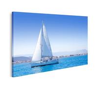 islandburner Impression sur toile de qualité supérieure - Voilier sur la mer bleue devant la ville keste et les montagnes