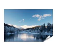 islandburner Poster de qualité supérieure Paysage d'hiver sur la rive avec neige et ciel bleu - 130 x 90 cm