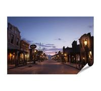 islandburner Poster de qualité supérieure - Route principale sauvage avec façades en bois et lanternes - Grand format