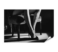 islandburner Poster Femme en collants résille assis sur une chaise assise à l'ombre - Poster 90 x 60 cm