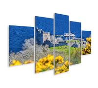 islandburner Prime Image sur toile Château Ruine sur le lac bleu avec fleurs jaunes et bateau Images murales Poster