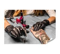 islandburner Prime Poster Tatouage en studio avec machine et couleurs 90 x 60 cm